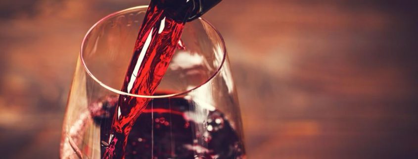 weintrends 2024 zu sehen ist, wie ein Glas Rotwein in ein schönes rundes, bauchiges Weinglas gegossen wird