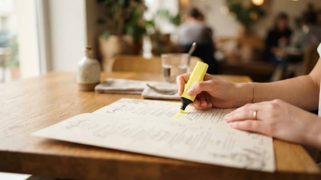 Speisekarte im Restaurant wird auf Werbeaussagen wie regional und hausgemacht geprüft